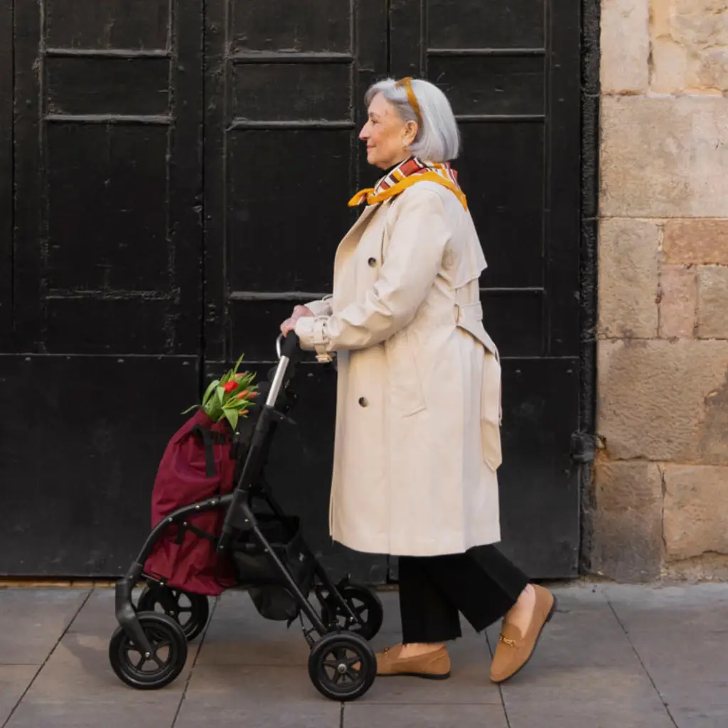 deambulatore r05 con signora che fa la spesa