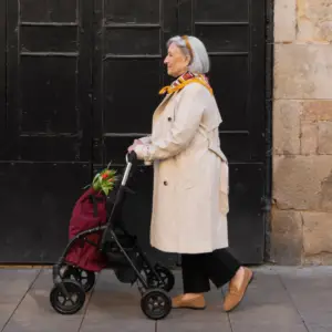 deambulatore r05 con signora che fa la spesa