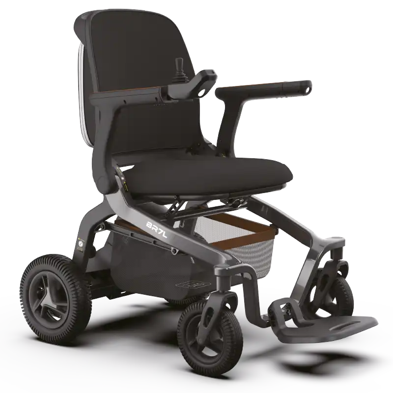 Carrozzina elettrica ErgoConcept BR7L aperta, vista di tre quarti